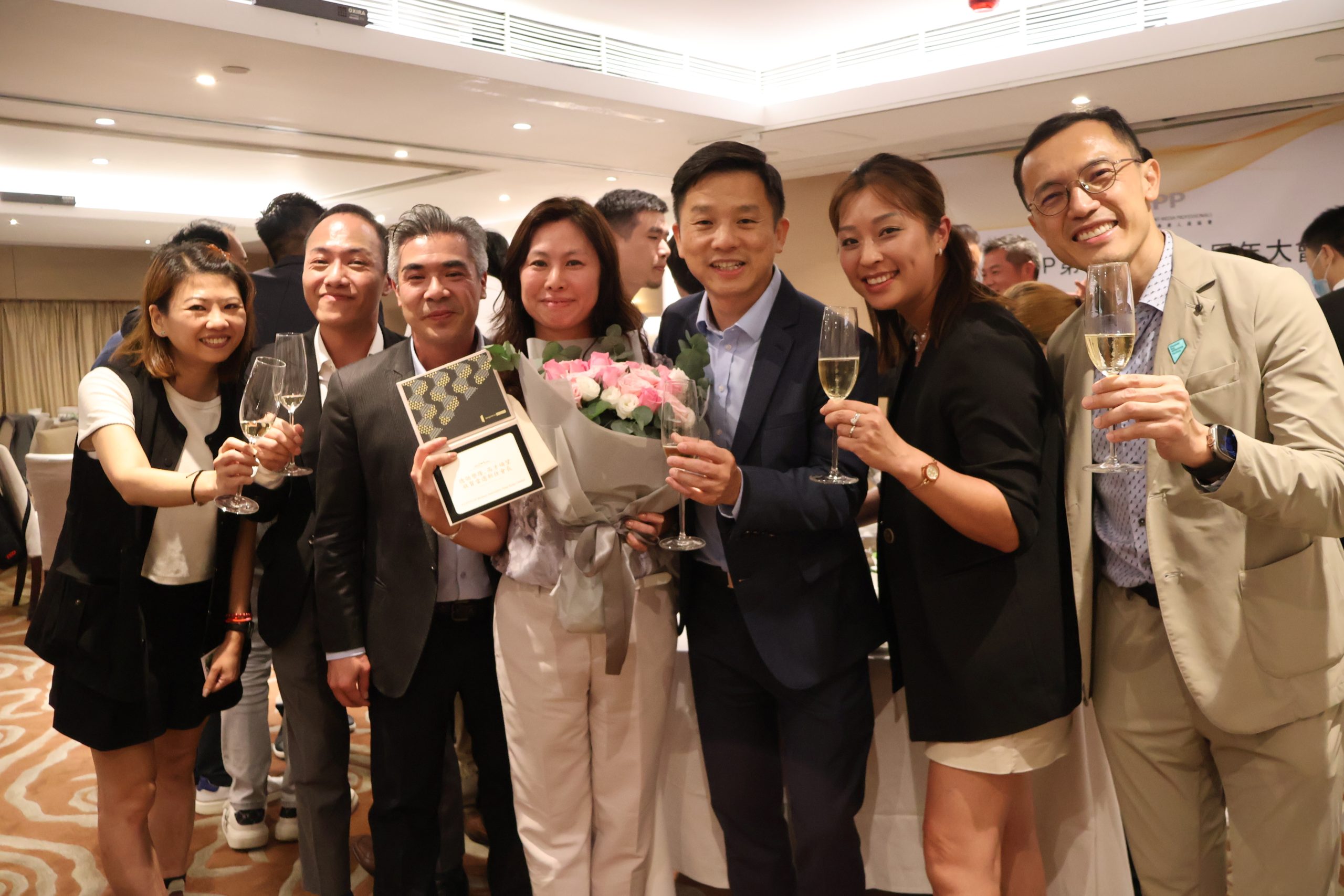 圖片十二：FUJIFILM BI HONG KONG 代表更向張詠兒女士致花祝賀