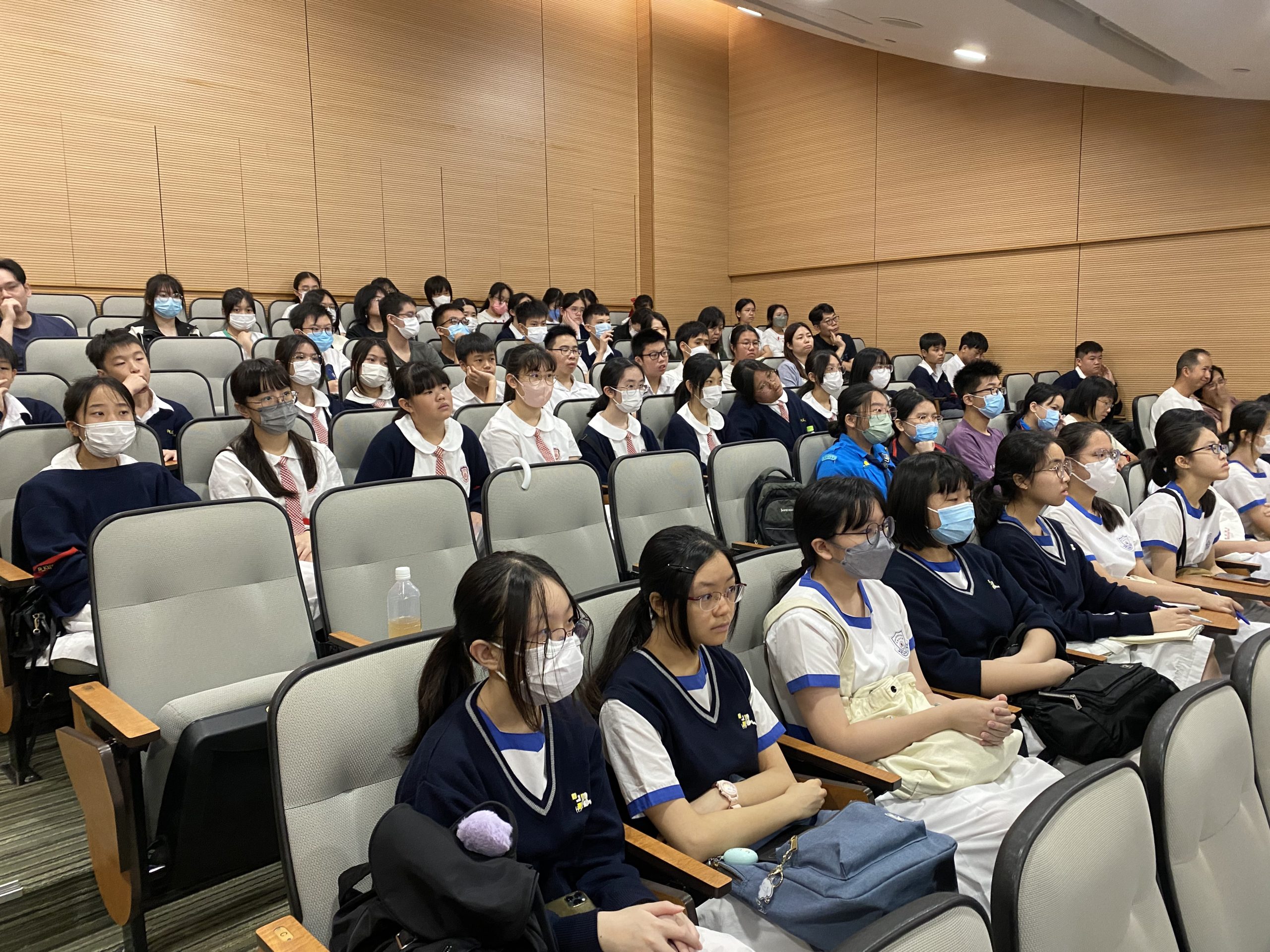 在資訊日上學生仔細聆聽專家講解