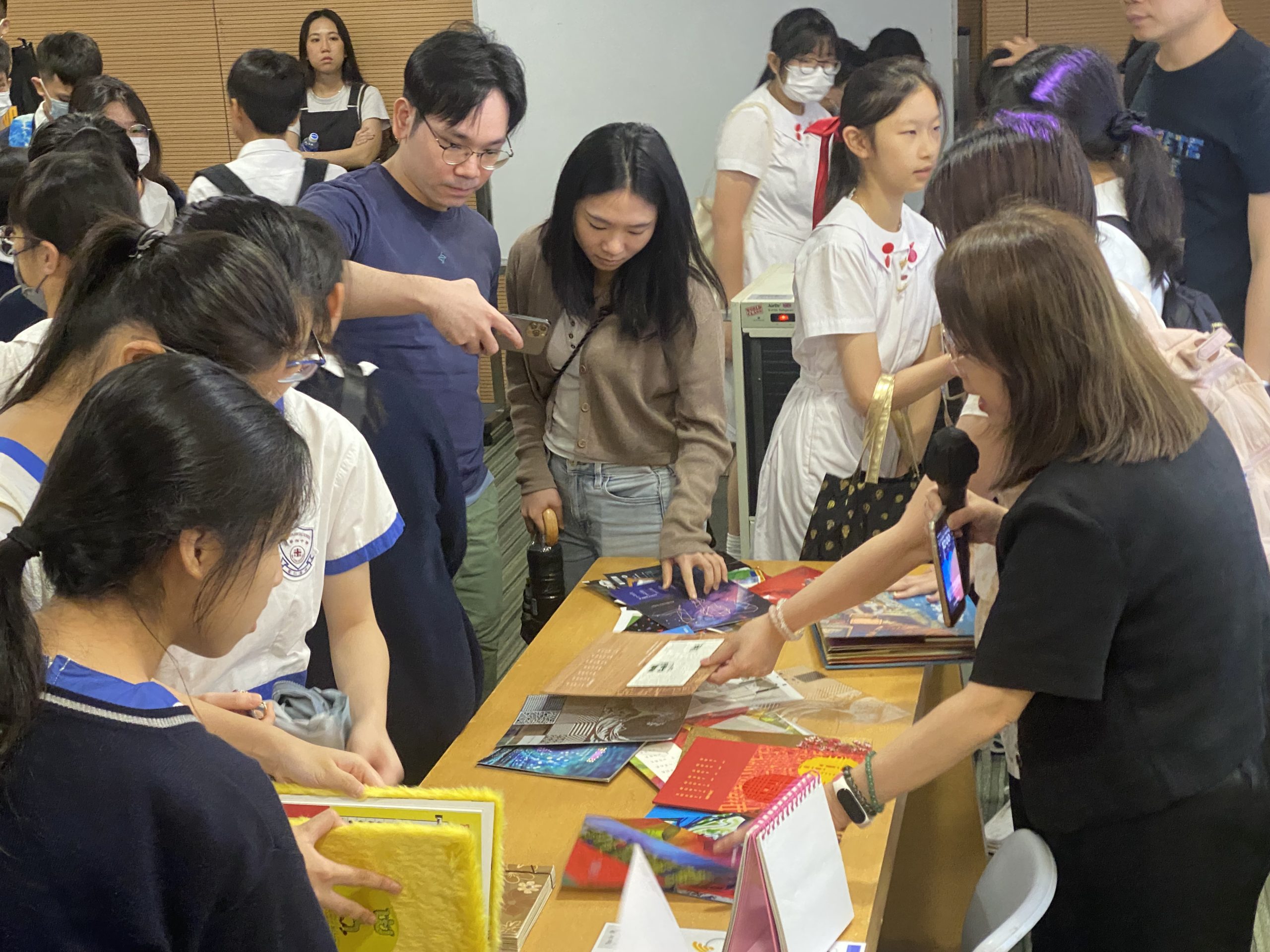 學生對印刷品充滿興趣